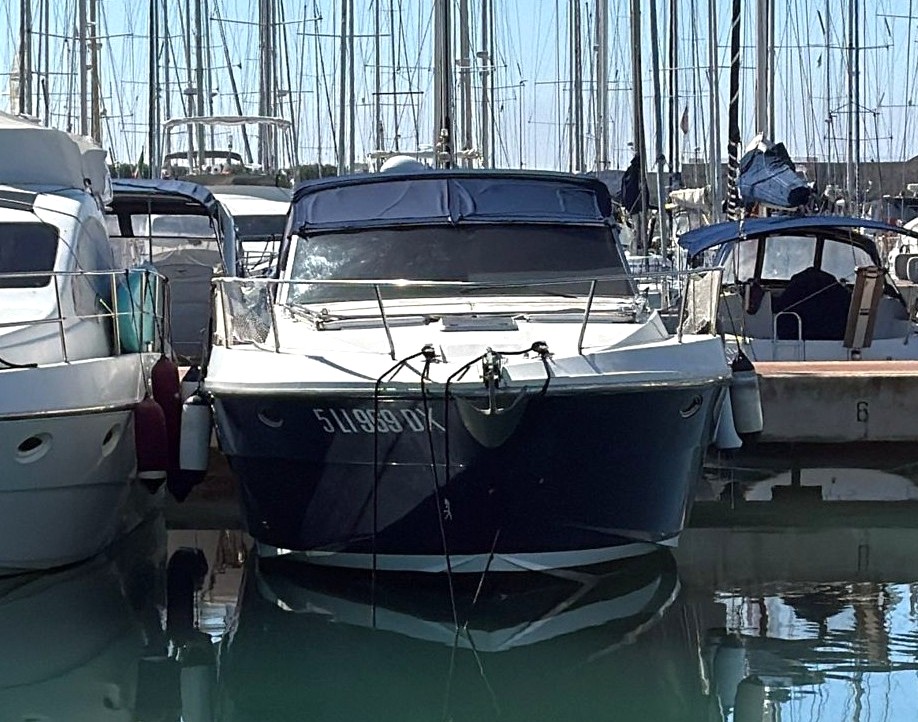 AZIMUT 38 + 2x370 hp CUMMINS<br><a href=dettaglio.aspx?Id=331 >VAI ALLA SCHEDA</a>